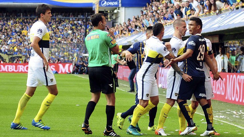 Darío Herrera le mostró la tarjeta roja a Teo Gutiérrez y Ricardo Centurión<br>