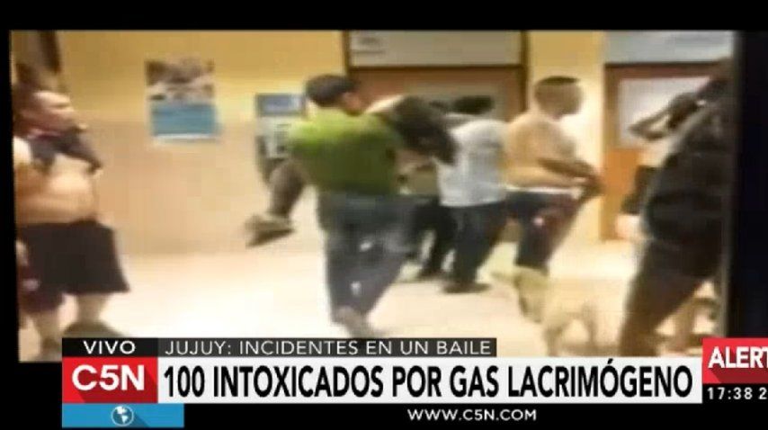 Un hombre tiró una bomba lacrimógena en el centro de la pista<br>