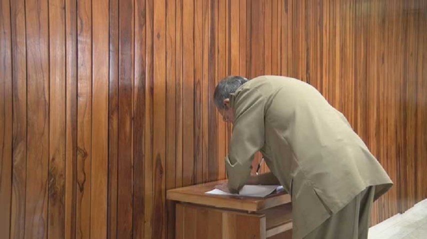 Raúl Castro firmó un juramento de lealtad a la Revolución que encabezó junto a su hermano en 1959.<p></p>