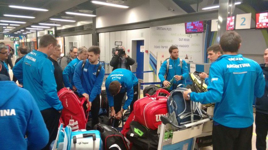 El equipo argentino de Copa Davis embarcando en Zagreb