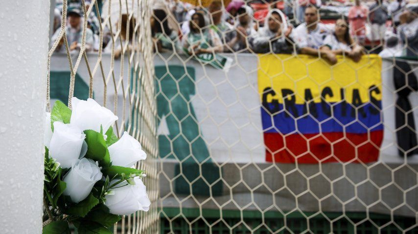 Desde temprano, los hinchas despiden al plantel del Chapecoense<br>