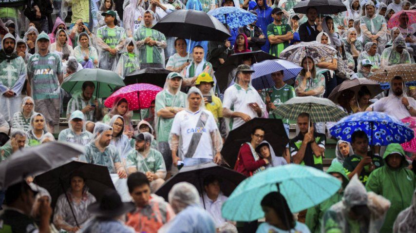 Los hinchas despiden al plantel del Chapecoense<br>