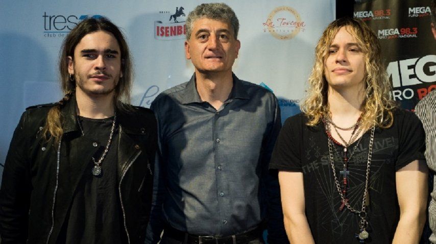 El intendente de Gesell, Gustavo Barreda, junto a Airbag en la presentación de Mega<br>