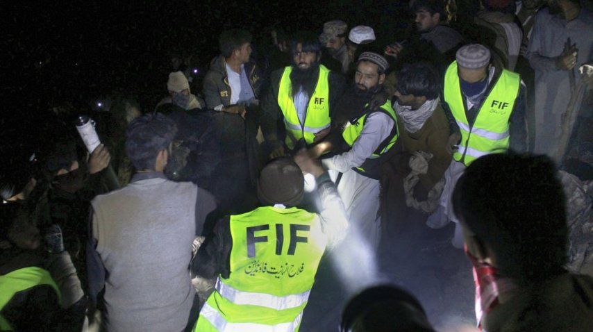 Rescate de cuerpos de avión estrellado en Pakistán