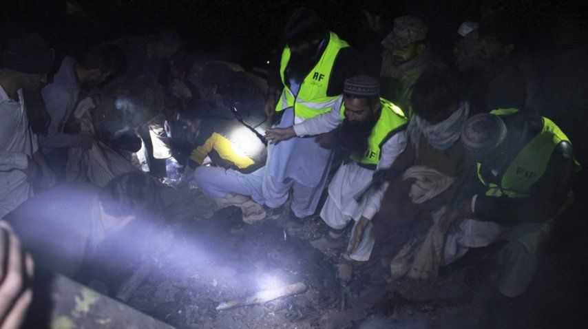 Rescate de cuerpos avión estrellado en Pakistán 