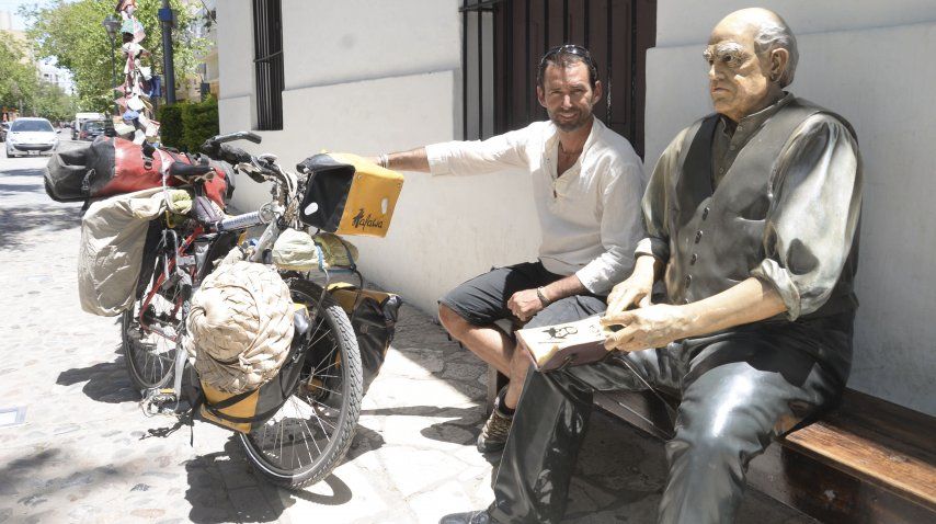 Un argentino que recorre el mundo en bicicleta desde hace 15 años