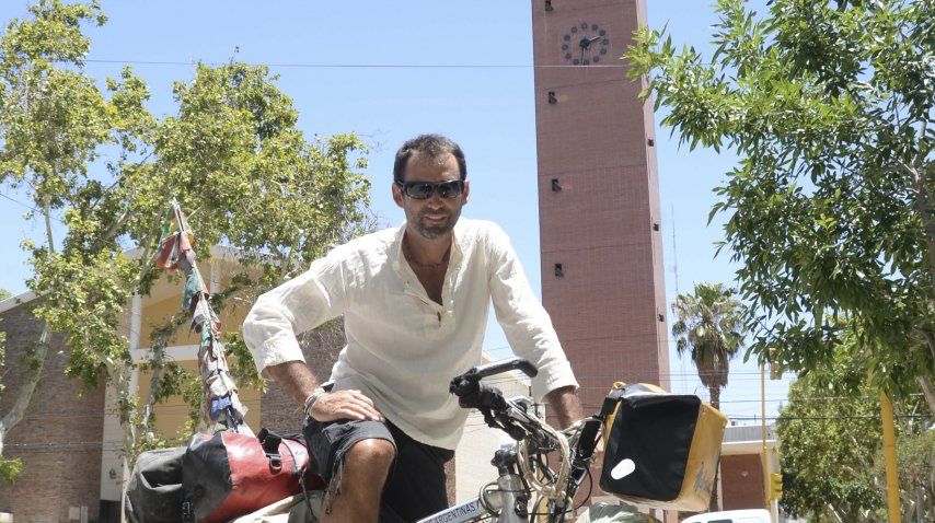 Un argentino que recorre el mundo en bicicleta desde hace 15 años.