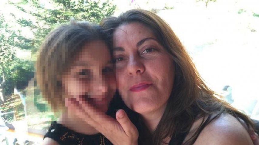 Nadia junto a su madre