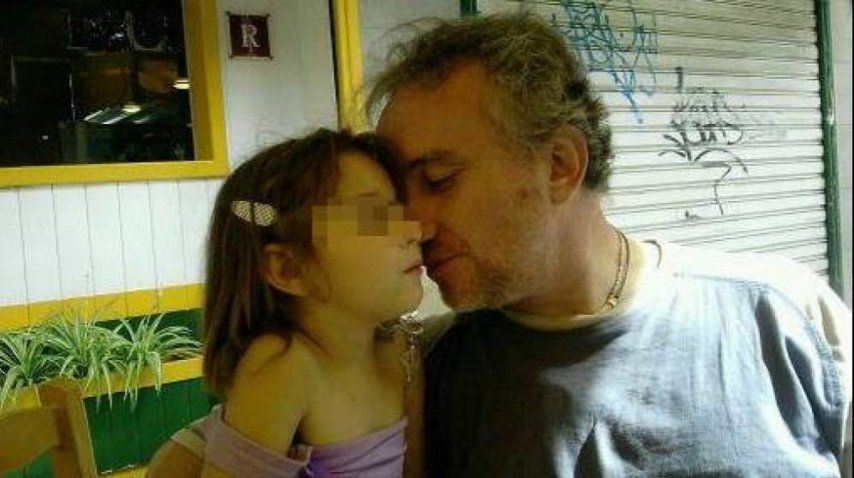 Nadia junto a su padre, acusado de estafa