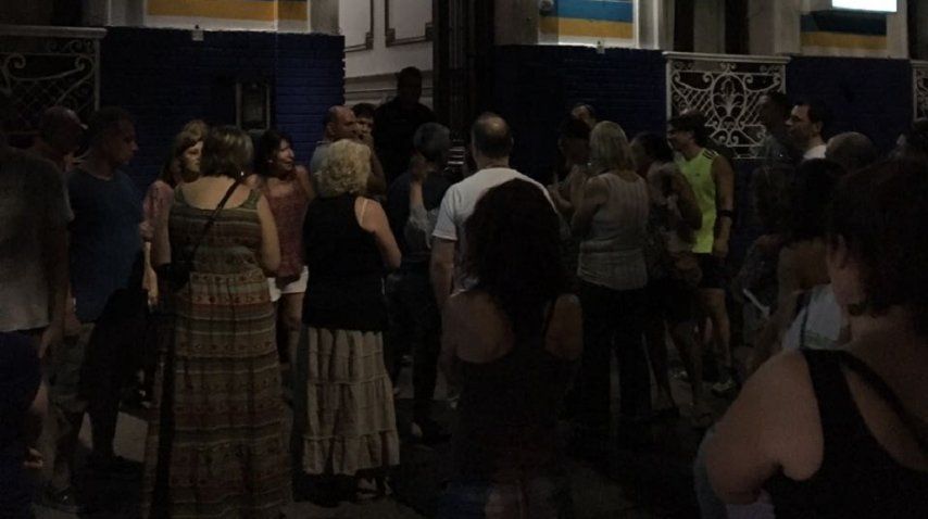 Asesinaron a un hombre en la puerta de su casa en Flores