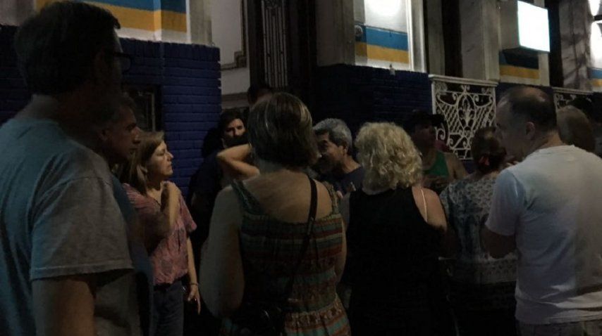 Asesinaron a un hombre en la puerta de su casa en Flores