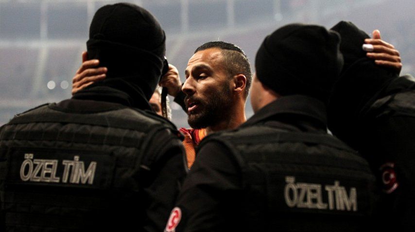 <p> Festejó un gol con policías tras el atentado en Turquía</p><p></p>