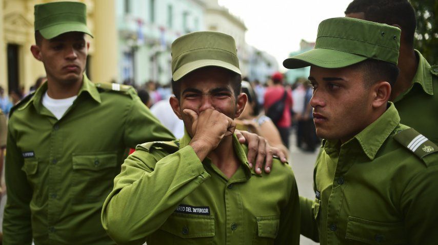   <p> Soldados cubanos lloran la muerte del líder Fidel Castro</p> 