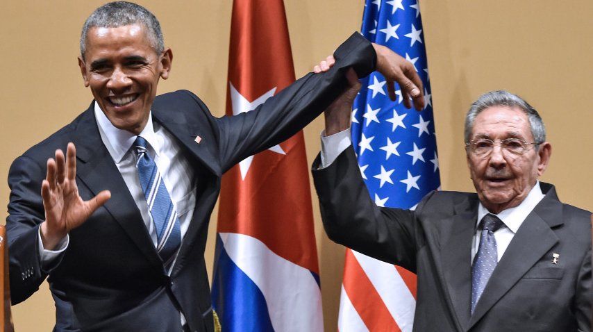   <p> Raúl Castro levanta la mano de Barack Obama</p> 