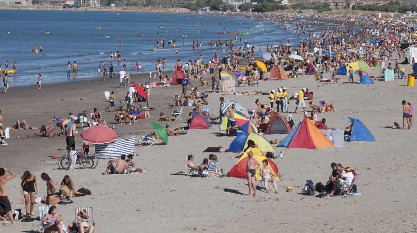 Los turistas disfrutan de las playas de Madryn