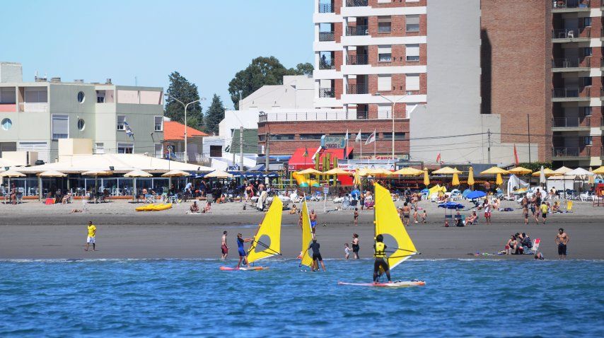 Cada vez son más los que se animan a su primera experiencia en el windsurf