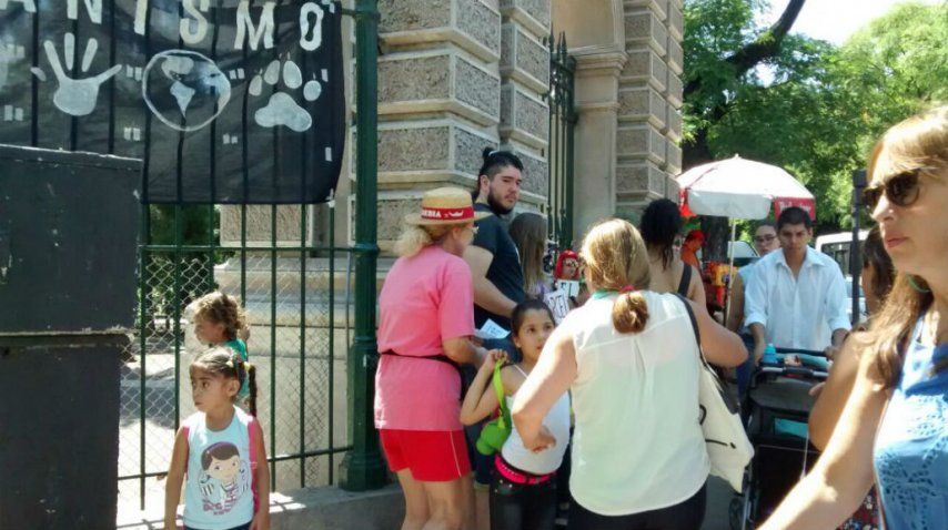 Activistas prohiben ingresar al público<br>