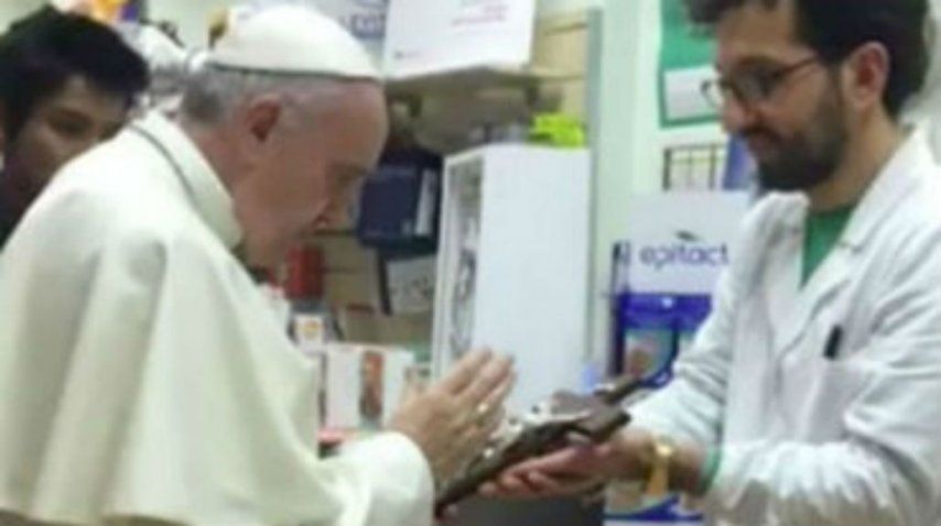 El papa bendijo crucifijos a los empelados<br>