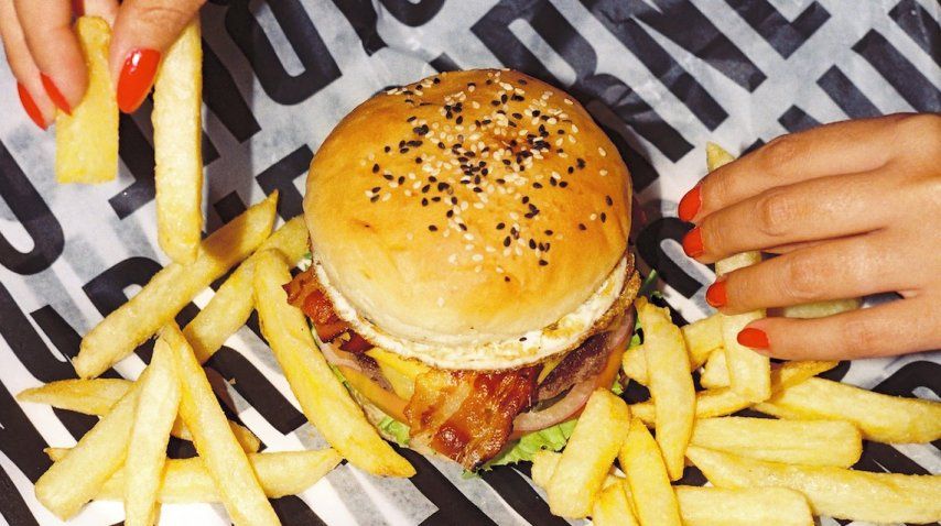 Hamburguesa con papas, el combo de Carne<br>