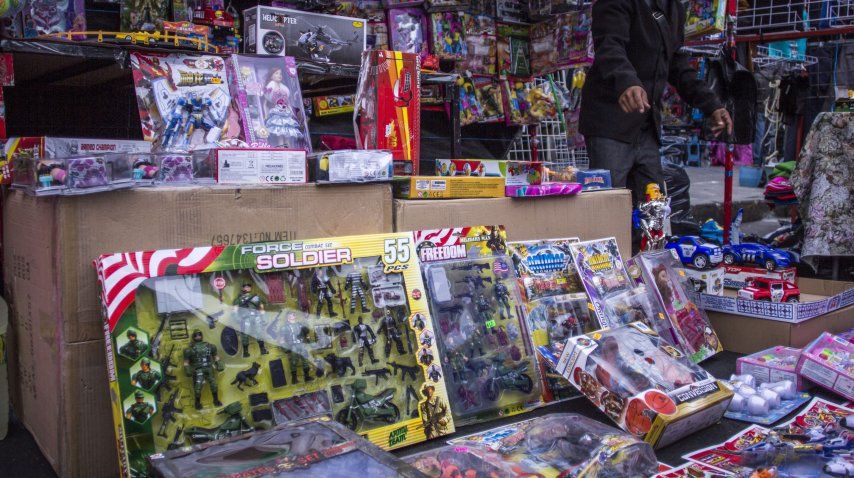 Venta callejera de juguetes