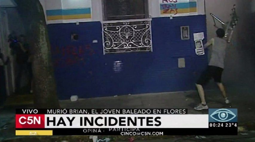 Así arrojaban elementos contundentes a la comisaría 38