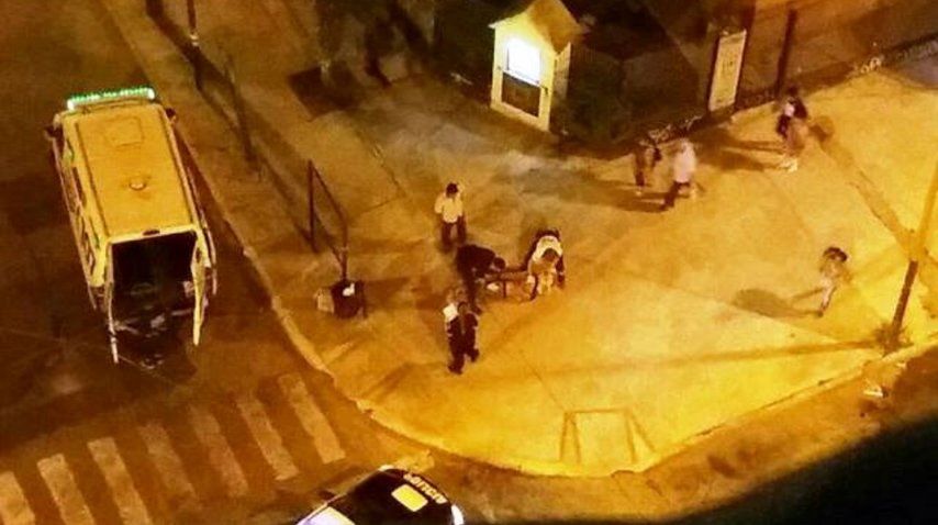 Le robaron y lo arrojaron de un puente