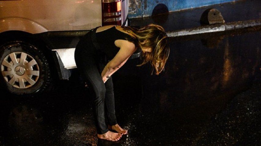 Descalza, una mujer escapó del lugar del horror