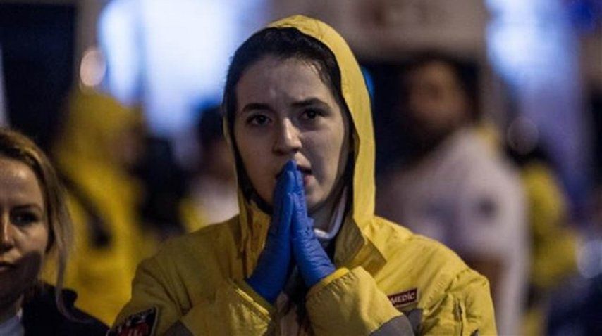 Una mujer reza tras el atentado