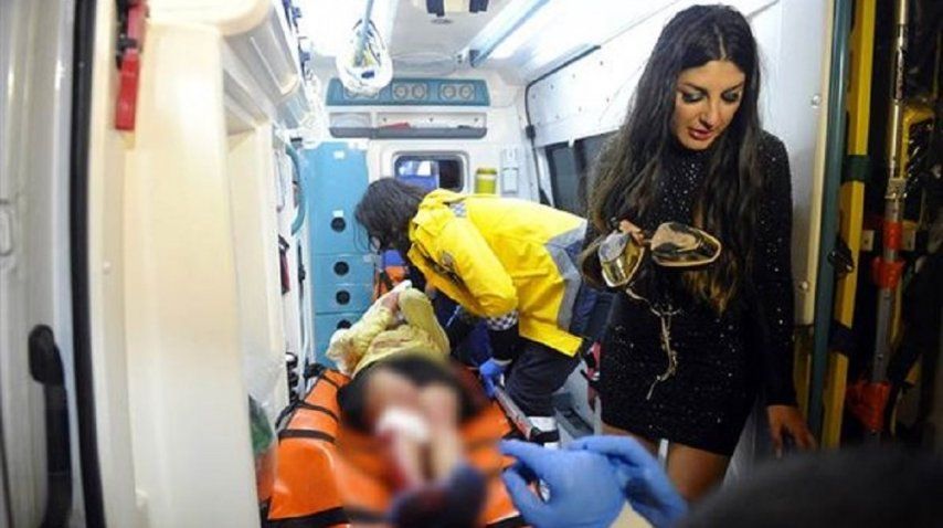 Uno de los heridos es trasladado en ambulancia