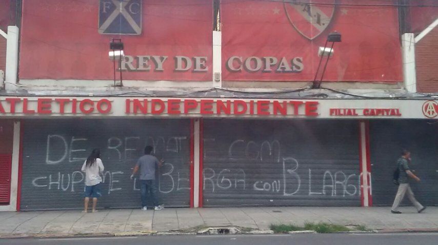 Pintadas en la sede porteña de Independiente<br>