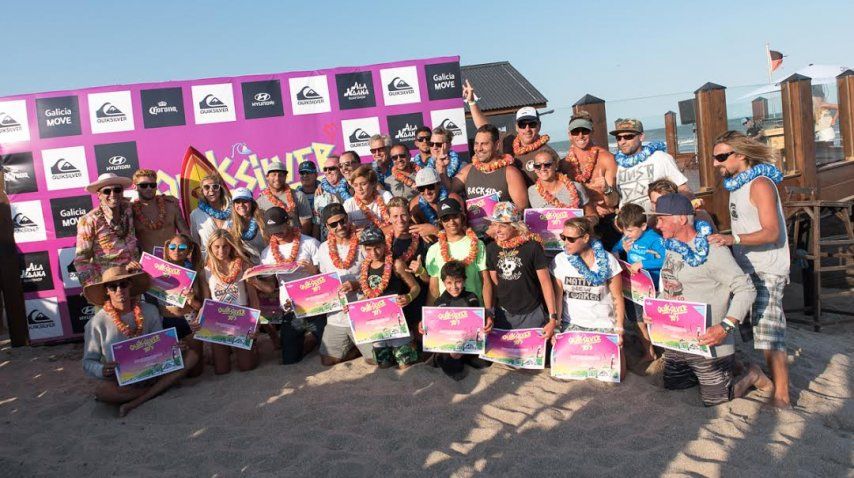 Todos los participantes se divierten luego de la premiación. Fue una fiesta del surf. (foto: Beto Oviedo y Diego Di Yorio)