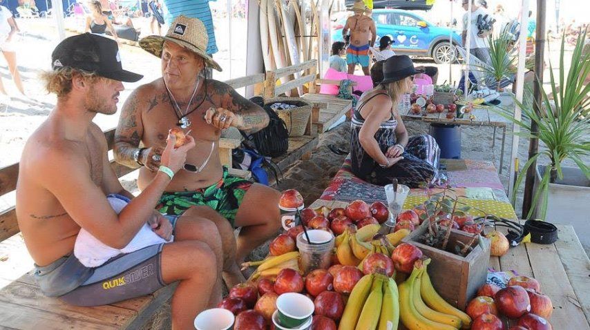Sr Flavio, ex bajista de los Cadillacs, estuvo en el torneo porque compitió su hija y charló mucho de surf con Muñiz.