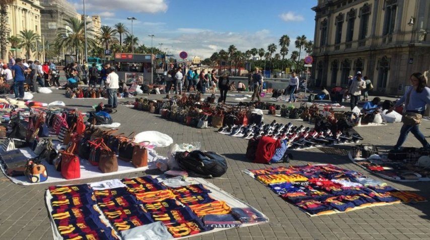 Camisetas con el 10 de Lionel Messi falsificadas son vendidas por los llamados