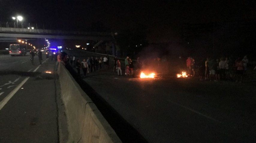 <p> Corte en el kilómetro 10, colectora de Dock Sud por falta de luz</p><p></p>