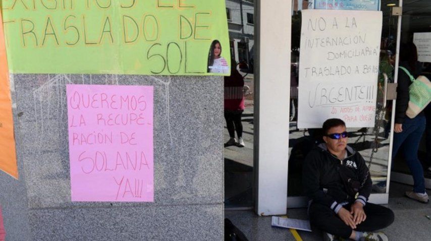 Se encadenó en la puerta de la obra social