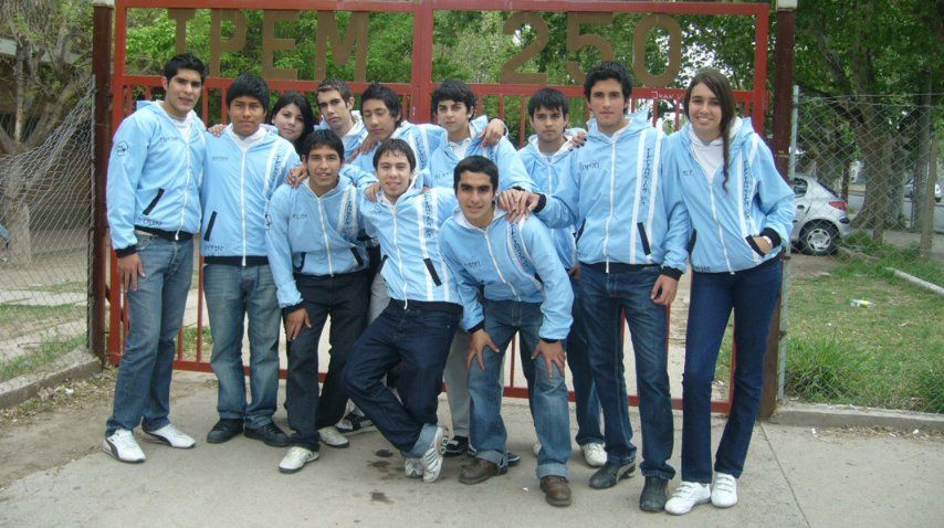 Quedó huérfano y busca su mamá biológica