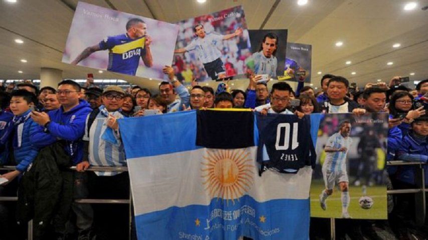 Ciento de personas recibieron a Tevez<br>