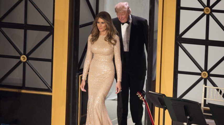 Donald Trump ingresa al concierto en su honor con su mujer Melania