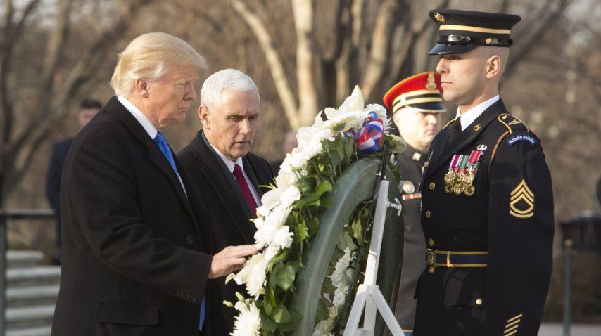 Donald Trump junto a Mike Pence colocan una ofrenda en la tumba del soldado desconocido