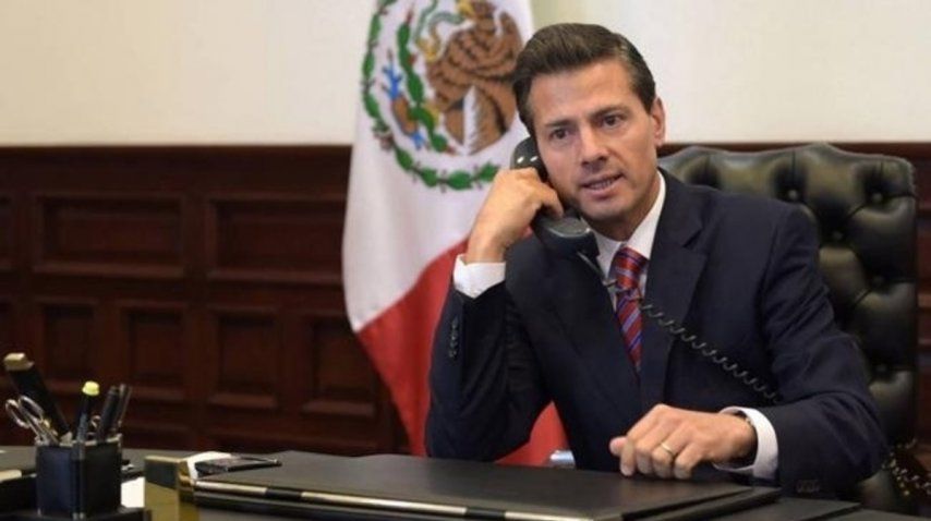 Enrique Peña Nieto hablando por teléfono