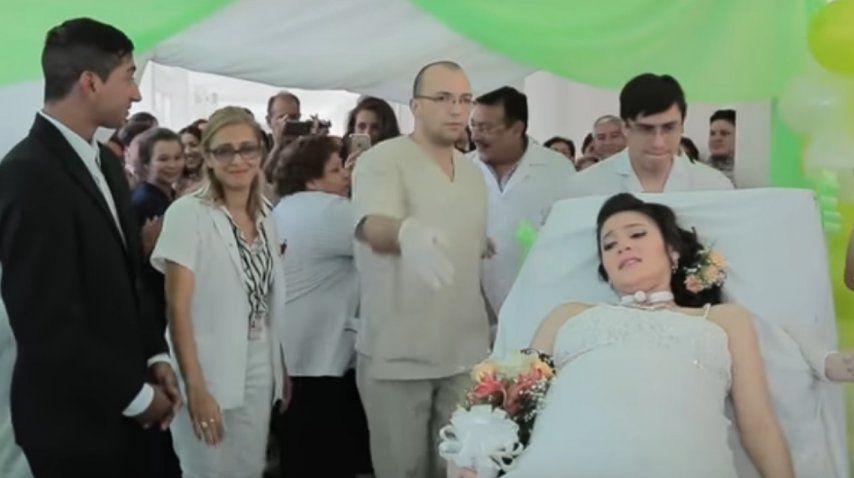 Se casaron en el hospital