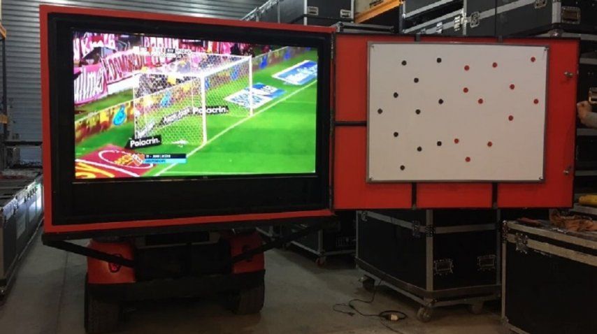 <p> El carrito de Holan para las imágenes que toma el drone - Crédito: @LanzillottaOk</p><p></p><p></p>