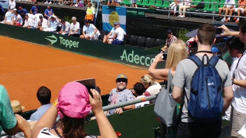 <p> Maradona en la Copa Davis 2017 - Crédito: @TyCSports</p><p></p><p></p>