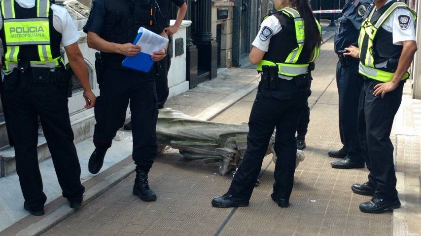 Un turista español sufrió traumatismo de tórax porque se le cayó encima una estatua del cementerio de la Recoleta.
