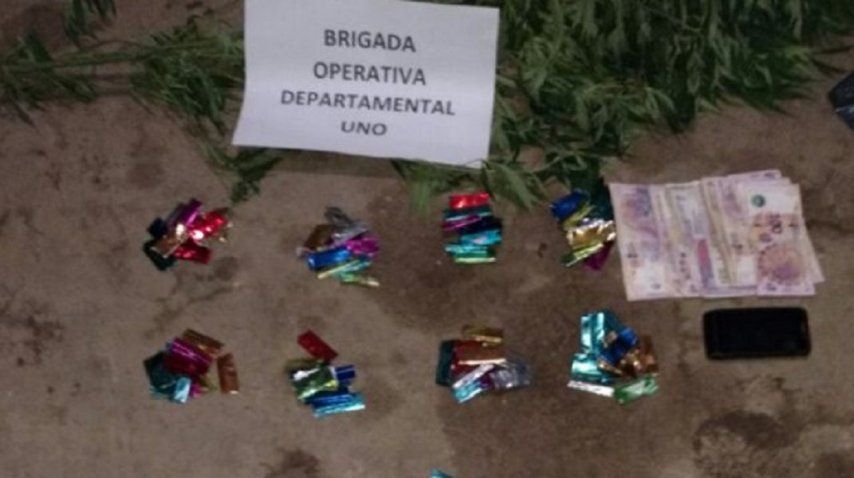 Envoltorios satinados con cocaína y dinero en efectivo