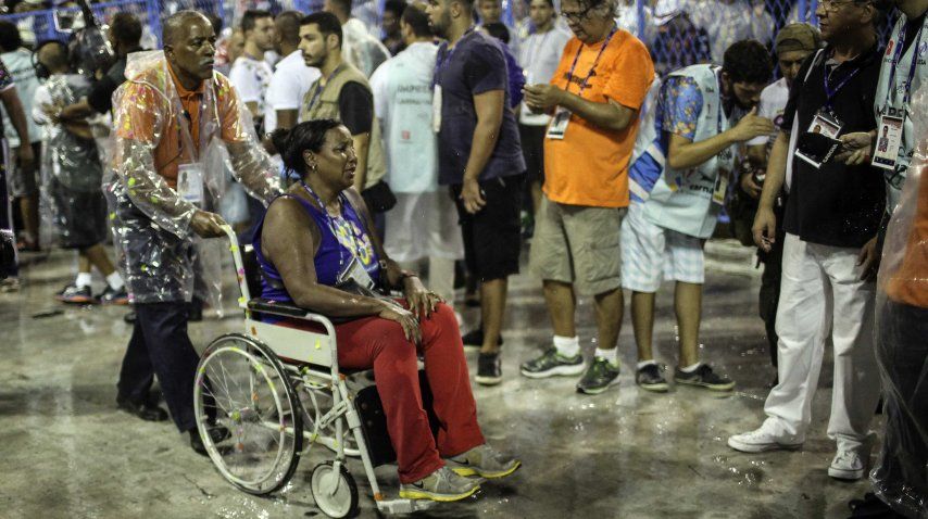 Tras el accidente, el desfile continúo<br>