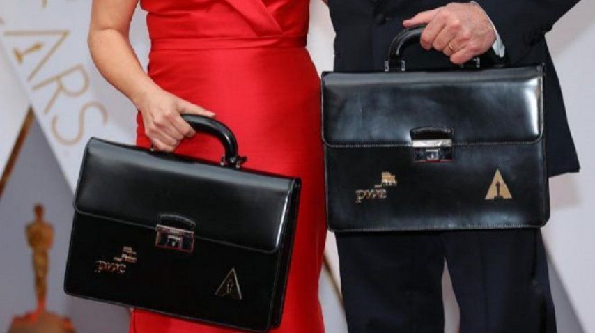 Martha Ruiz y Brian Cullinan portaban los maletines con los ganadores