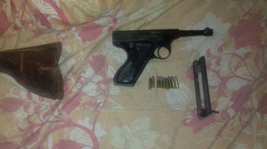 Una pistola que se encontró durante el allanamiento