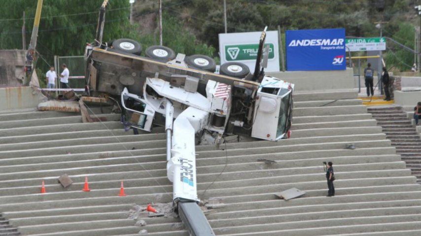 Una grúa quedó atravesada en las gradas del anfiteatro<br>