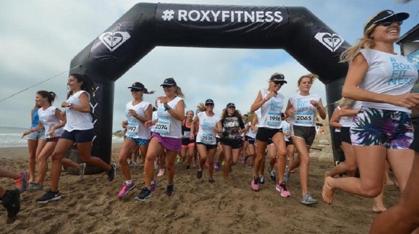 Las 200 chicas corrieron 2.3 kilómetros por la arena. Fue la primera actividad de la mañana. (Foto: Diego Yiorio)
